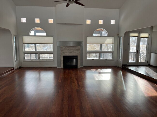 Foto del edificio - Luxury 4 bedroom sits on  green Moutain park