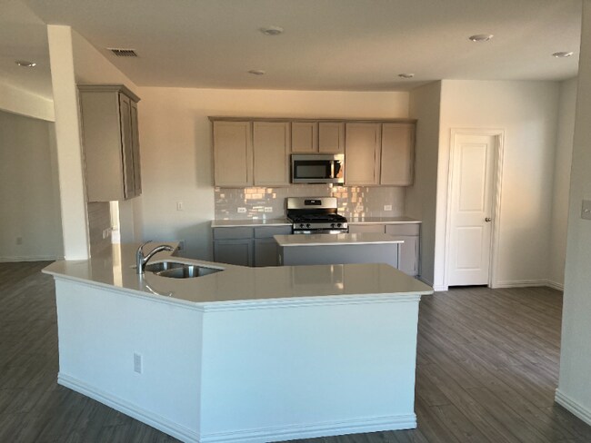 Building Photo - 3604 Milkweed Rd