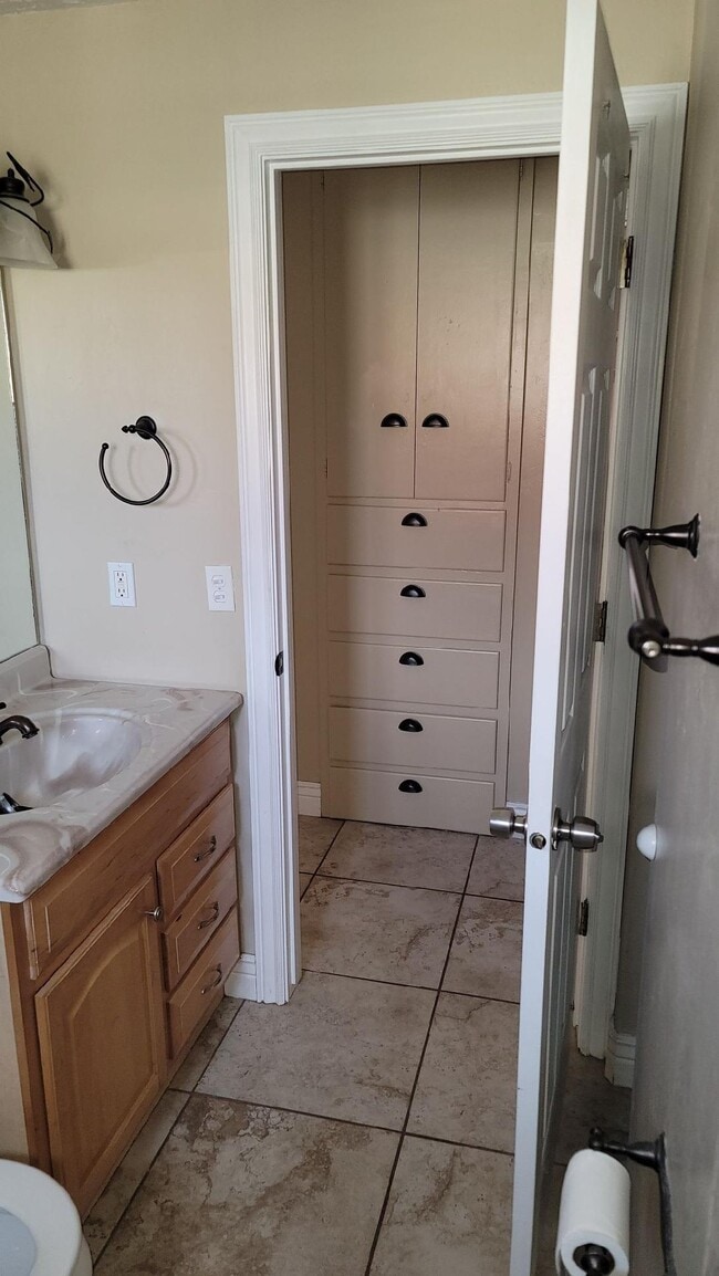 Building Photo - 407 E 400 S