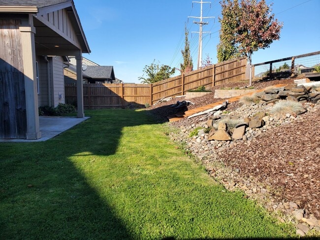 Foto del edificio - Must See Craftsman Style Home in Desirable West Salem Neighborhood