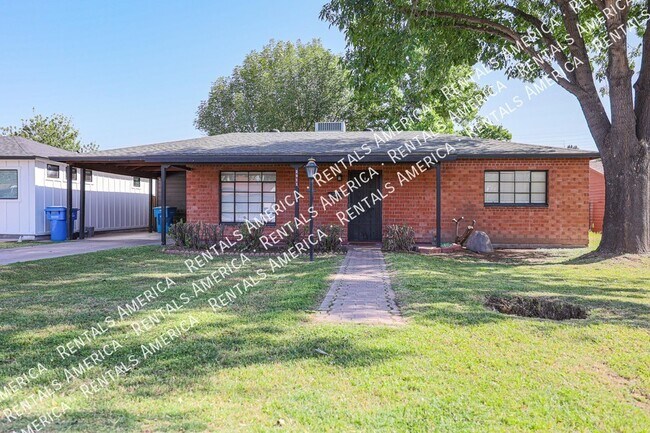 Foto del edificio - 2911 E Flower St