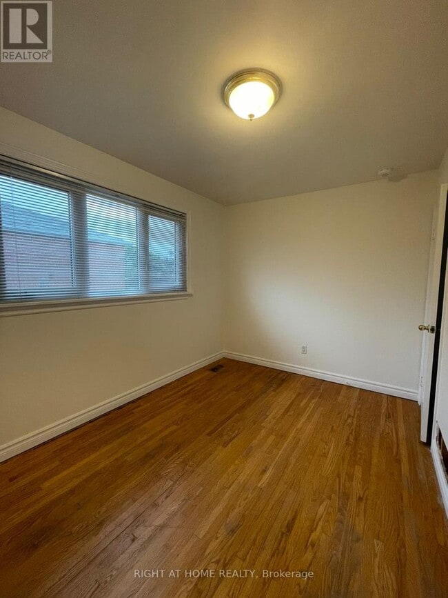 Photo du bâtiment - 135 Avondale Blvd