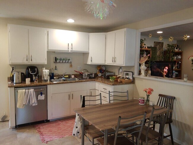 Foto del edificio - 3 bedroom house 5 person occupancy Availab...