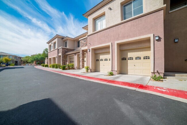 Foto del edificio - WOW! AMAZING RENOVATED 3-BEDROOM 3-BATH CO...