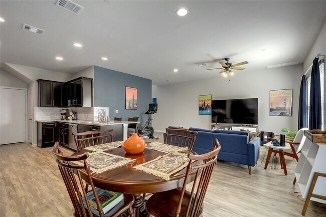 Building Photo - 516 E Slaughter Ln