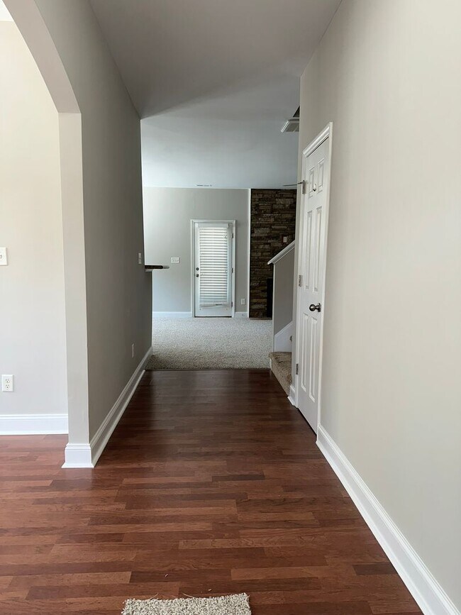 Building Photo - Large family home with fenced back yard in...