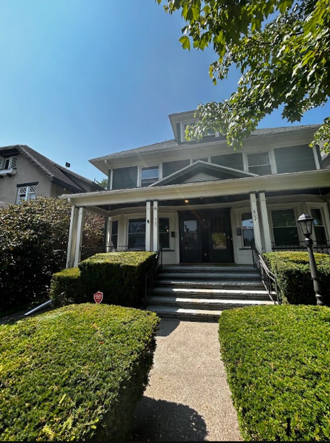 Foto del edificio - 805-807 North Irving Avenue