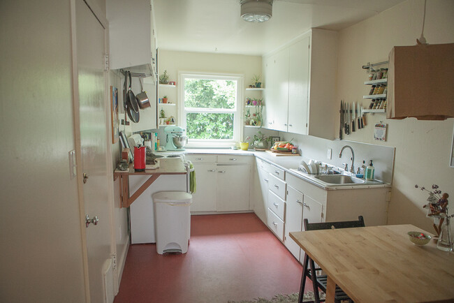 Kitchen - 6015 Southeast Brooklyn Street