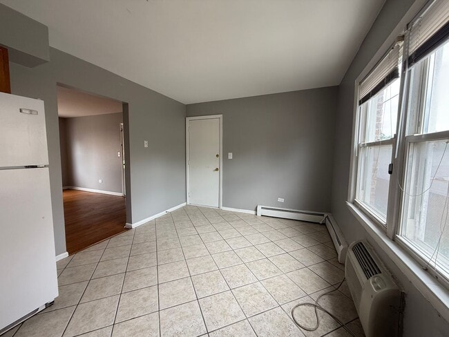 Building Photo - 2bed/1bath unit close to restaurants and s...
