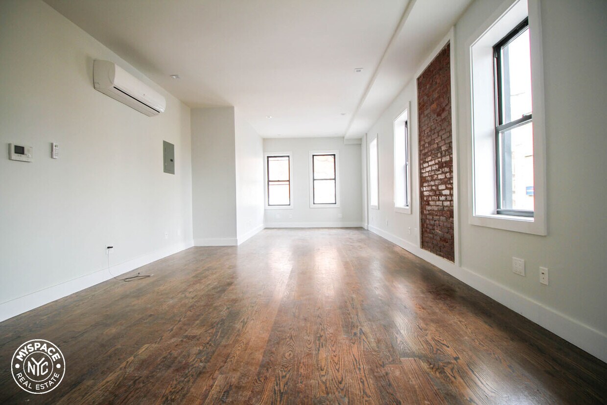 Primary Photo - 58-25 Myrtle Ave