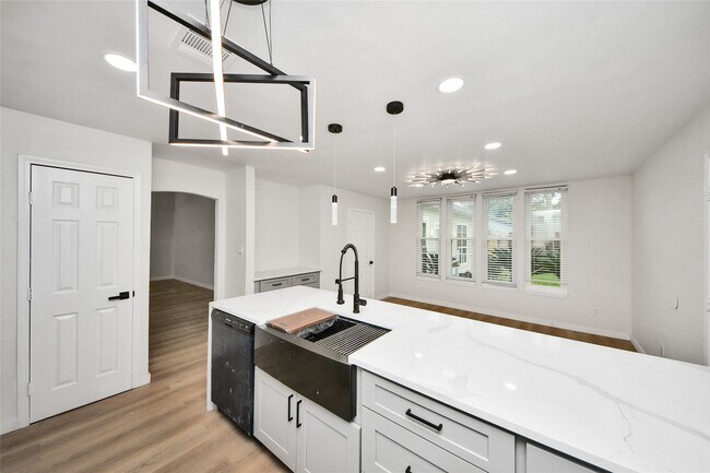 Building Photo - 15719 Baytree Dr