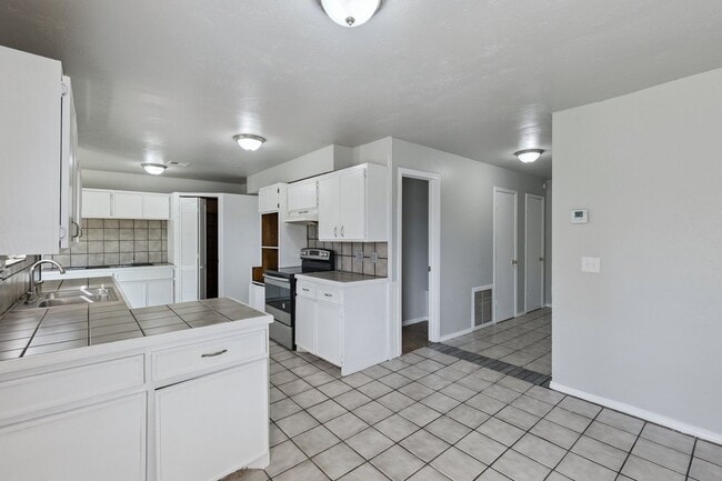 Photo - 3 bed, 2.5  bath house in Warr Acres