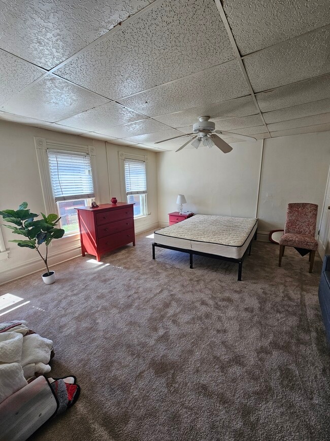 Master bedroom furnished - 314 Hays Ave