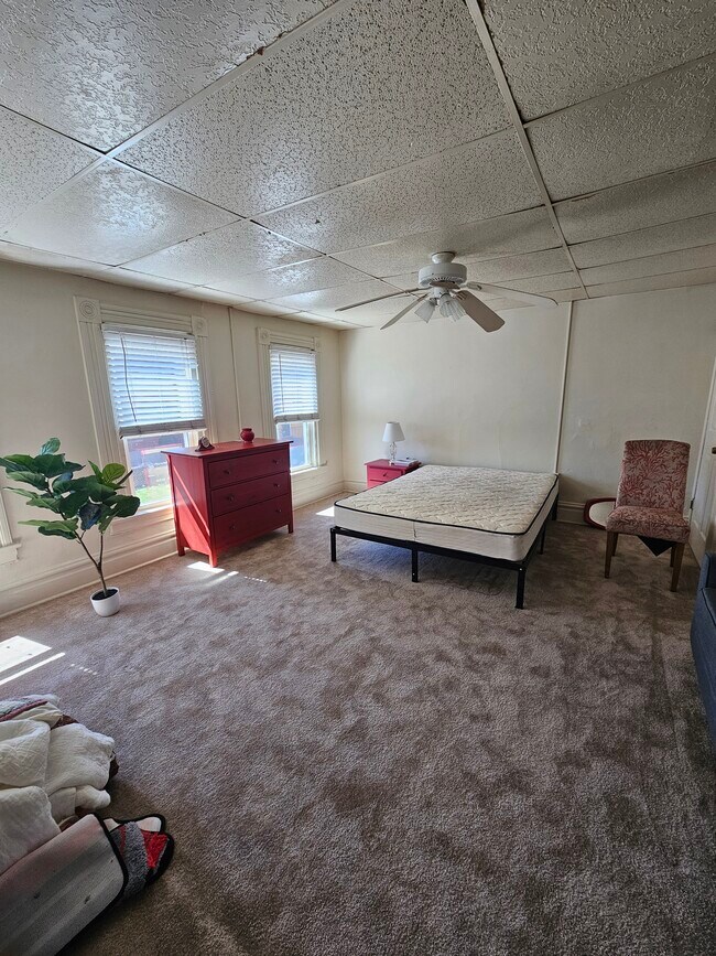 Master bedroom furnished - 314 Hays Ave