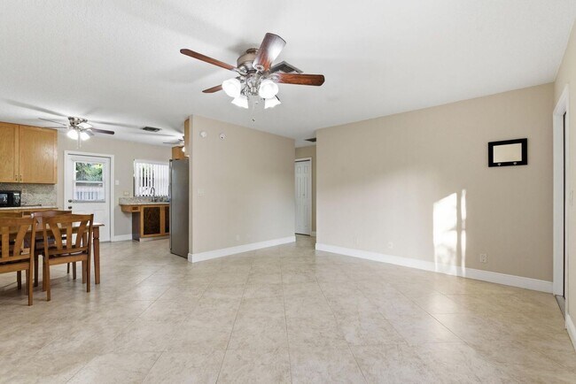 Building Photo - 2545 Conroy Dr