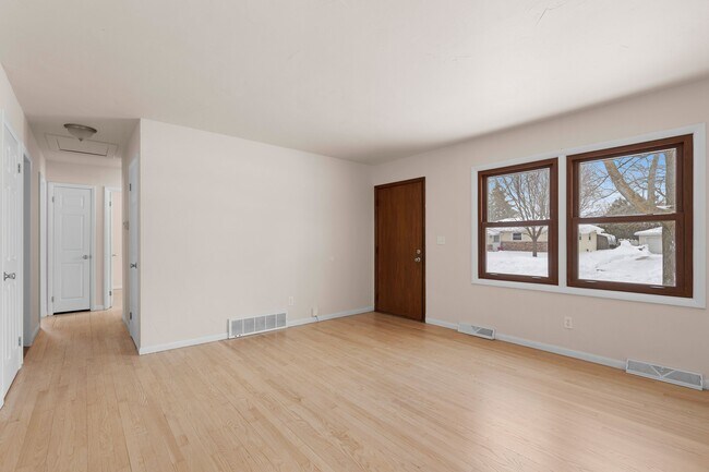 Foto del edificio - 1045 Green Acres Ln