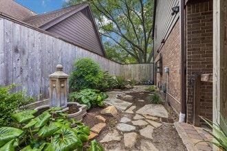 Building Photo - 6 Pembrook Ct