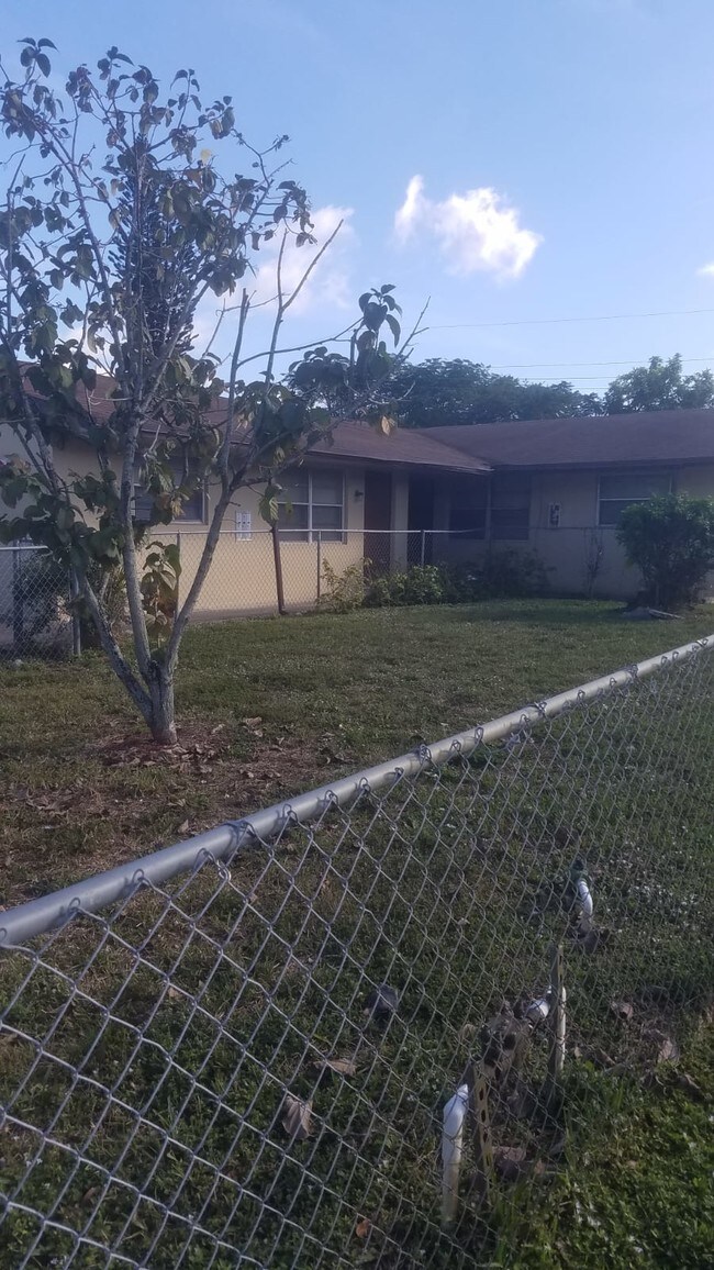 Foto del edificio - 5310 NW 16th St