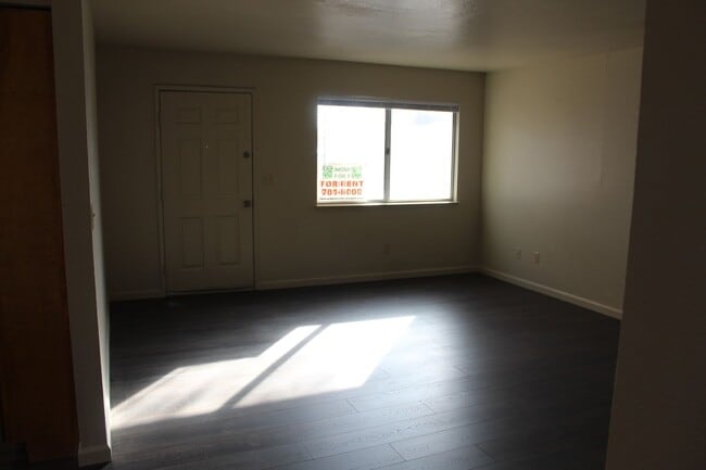 Building Photo - Updated 3 Bedroom 2 Bath House Close to Mu...