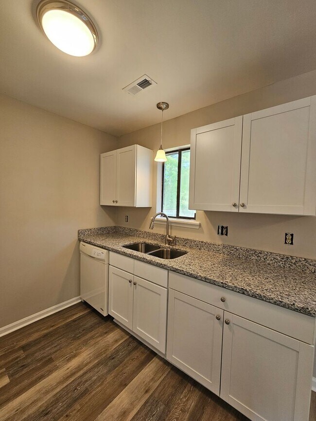 Foto del edificio - Newly Renovated 2 Bedroom Off Of GumBranch