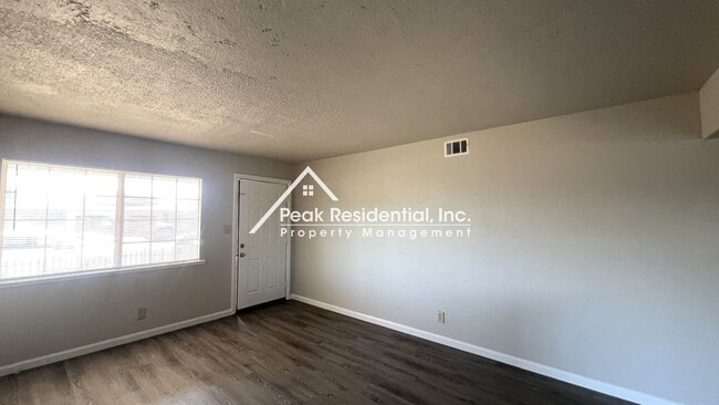 Building Photo - Spacious 3bd/1ba Duplex with Garage - Grea...