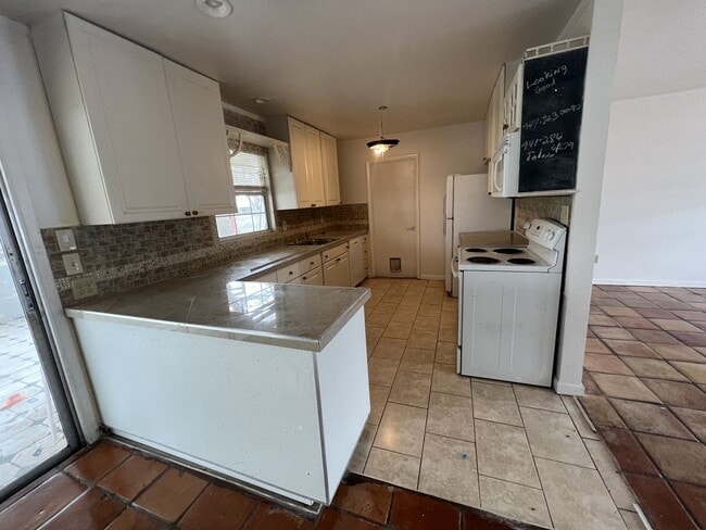 Building Photo - Annual Rental ** Newly Updated 2 Bed / 1.5 Bath Single Family - Tile Floor / Oversized Lanai ** $...