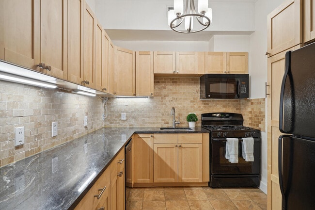 Building Photo - 724 5th ST NE
