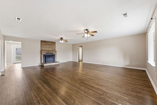 Building Photo - $1,900 - 3 Bedroom 3 Bathroom Unfurnished Home Just Outside Franklin