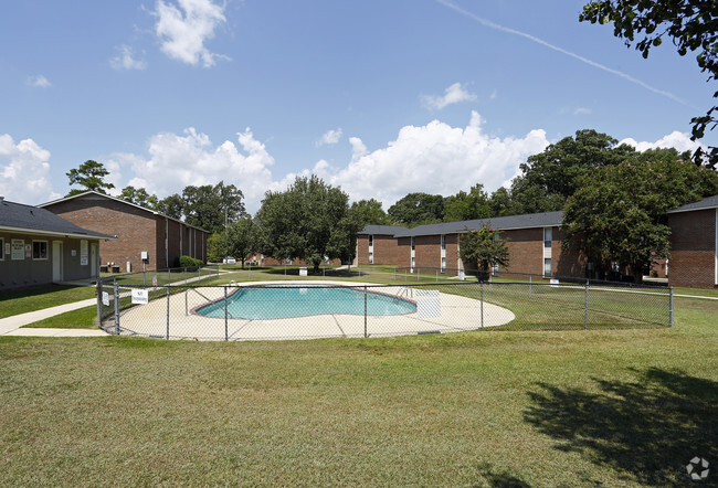 Courtyard - Century Oaks Apartments