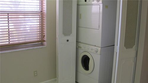 Foto del edificio - 7340 Lake Cir Dr