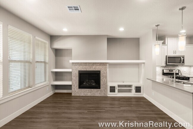 Foto del edificio - Delightful 3 BD* 2.5 Bath* Townhome Locate...