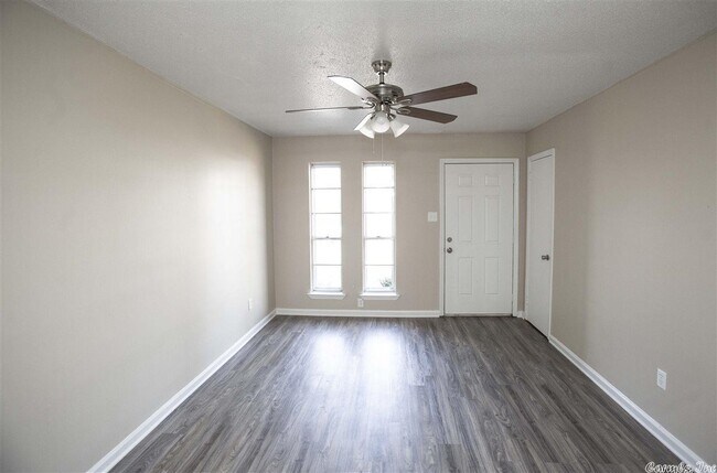 Foto del edificio - 9106 Peach Tree Ln