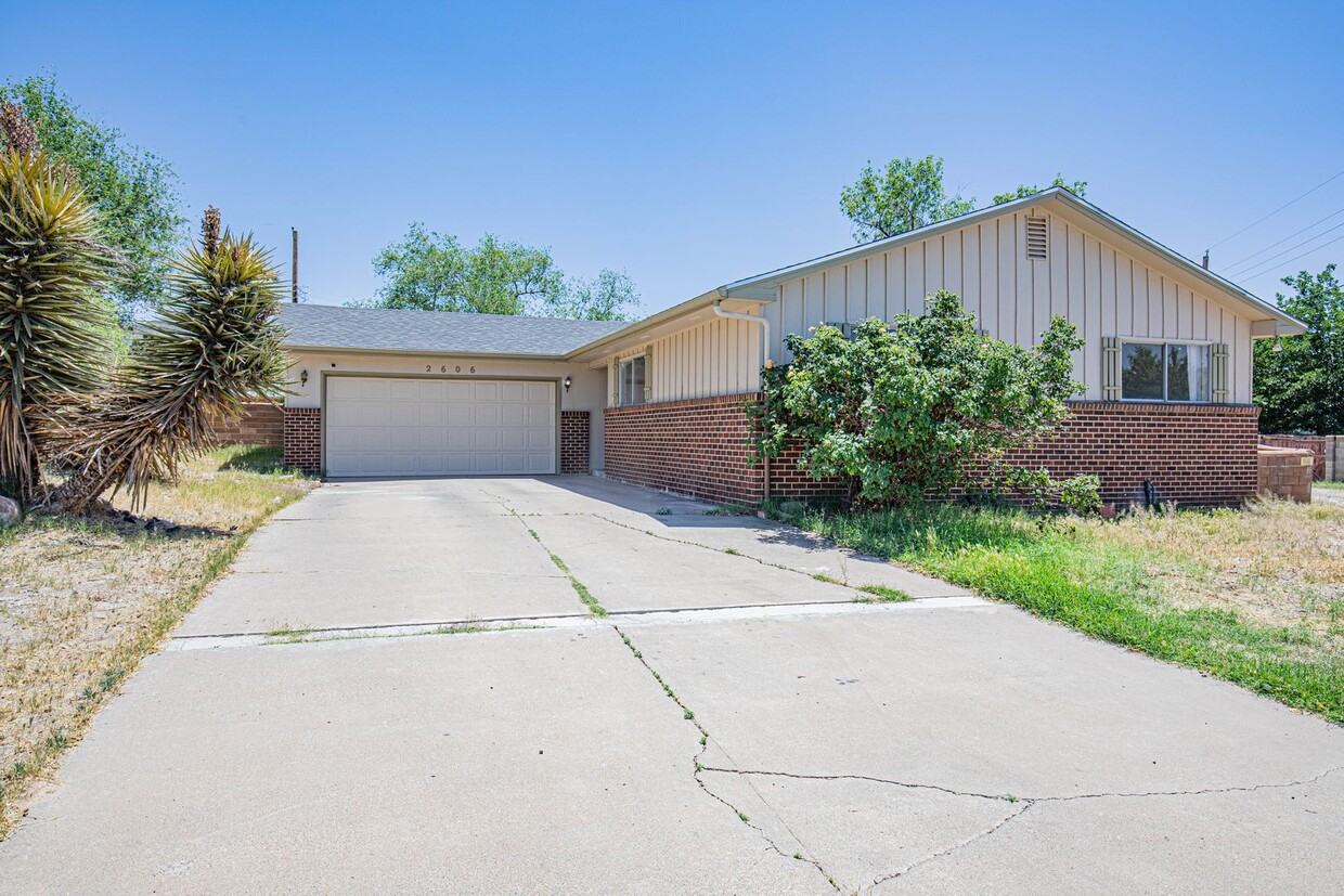 Primary Photo - Spacious 3 Bedroom home with Solar Panels