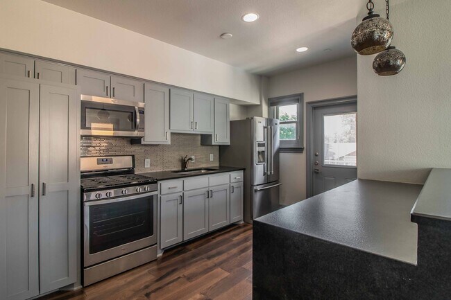 Foto del edificio - Contemporary LOFT LIVING on Magnolia Street!