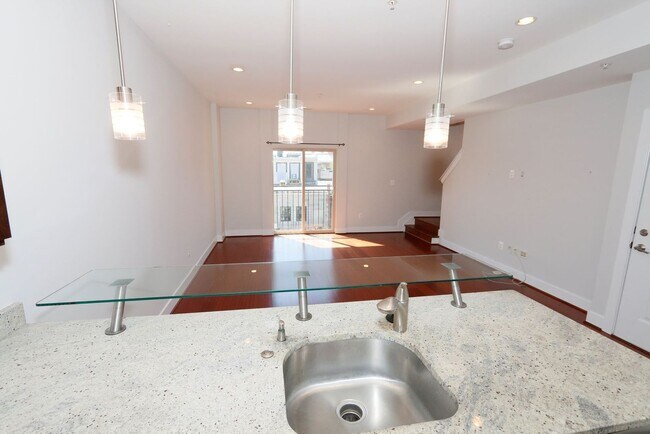 Foto del edificio - U Street Gem: Stylish Top-Floor 2-Bed Duplex