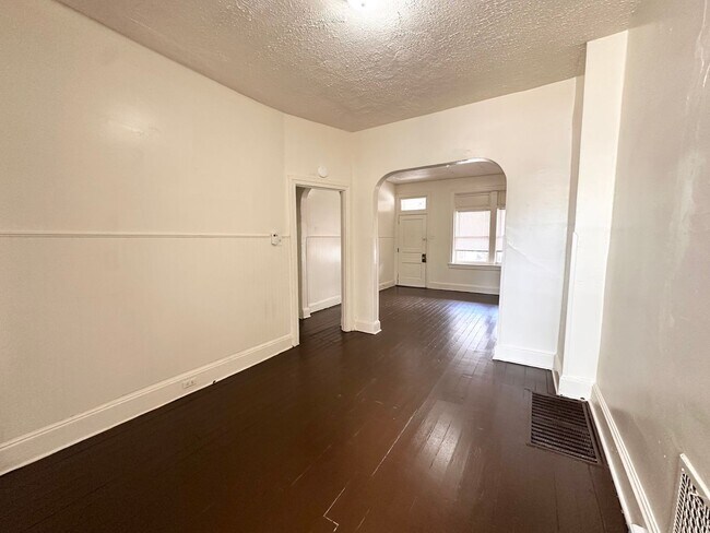 Foto del edificio - 4 Bedroom 1 Bathroom w/Garage in York City!