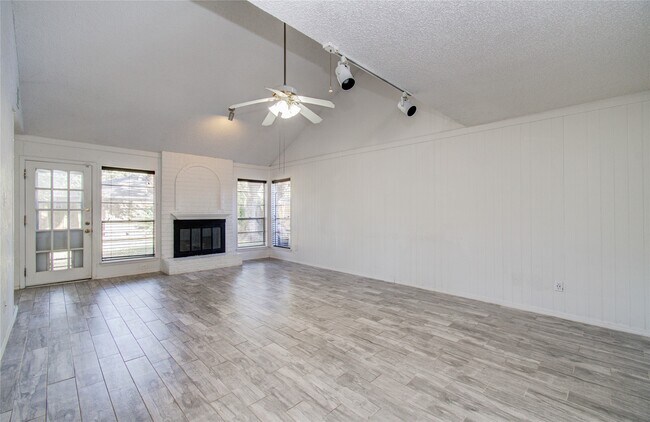 Foto del edificio - 5311 Sweetwind Ln