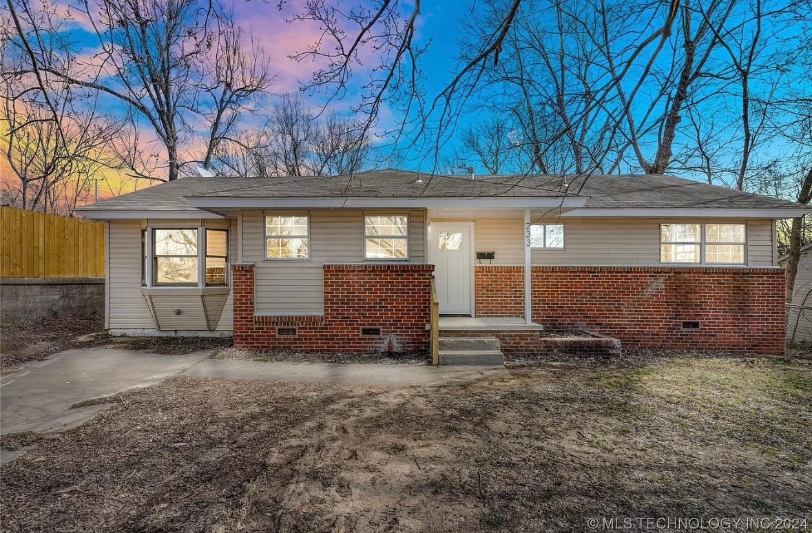 Primary Photo - 233 N 44th W Ave