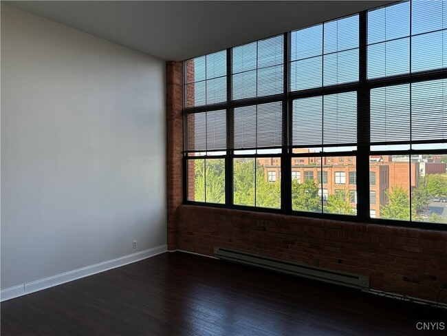 Building Photo - 526 Plum St