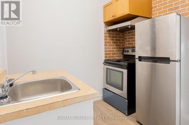 Building Photo - 36 Oakridge Ave