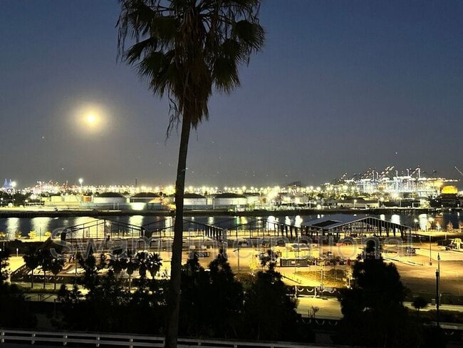 Foto del edificio - 1131 S Beacon St