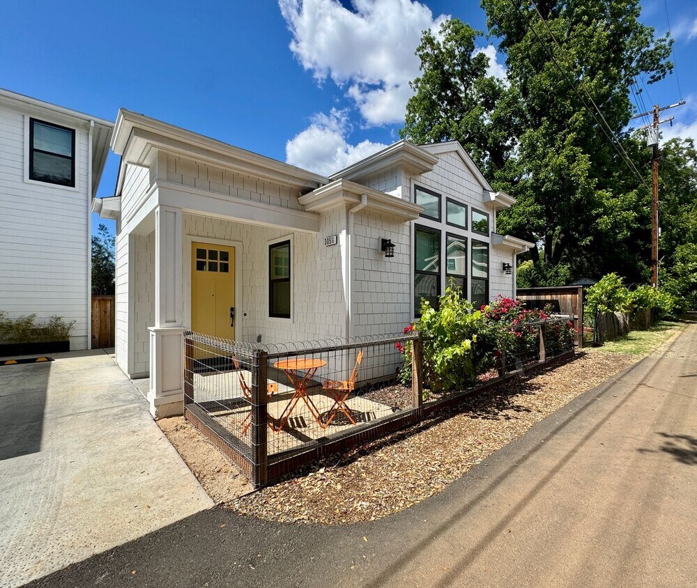 Foto principal - Custom Adorable Cottage Available in Folsom!