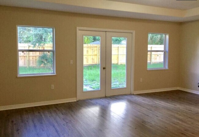 Foto del edificio - 3 br, 2 bath House - 5556 Andrea St