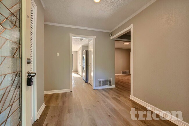 Foto del edificio - 2819 Hedgeway Dr