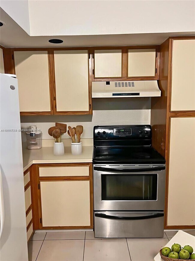 Building Photo - 3480 Pinewalk Dr N