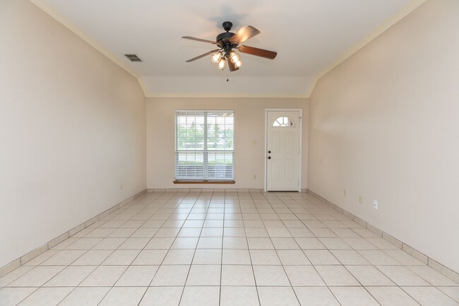 Foto del edificio - 12444/12446 CR 499