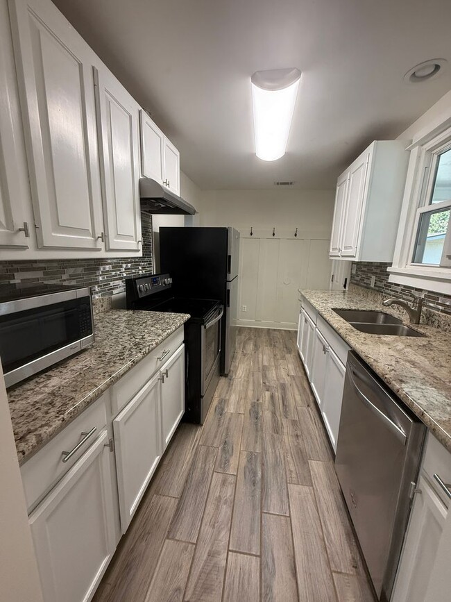 Building Photo - Updated Cottage Home in the Southdowns are...