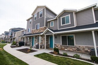 Building Photo - 747 E 150 N