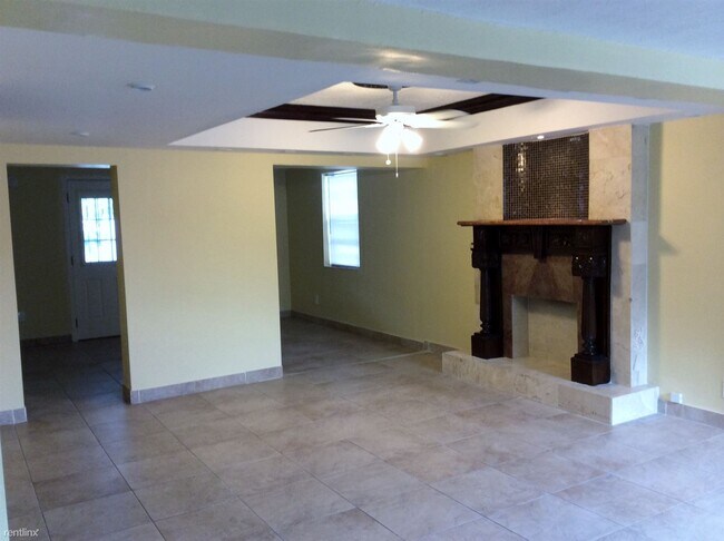 Foto del edificio - 2 br, 1 bath House - 3701 SW 58th Ave