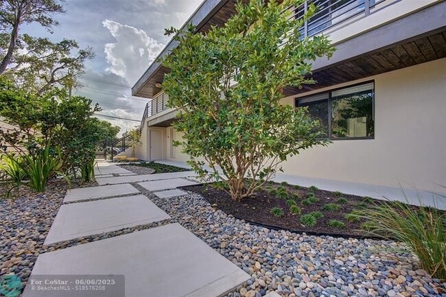 Building Photo - 1273 NE 38th St